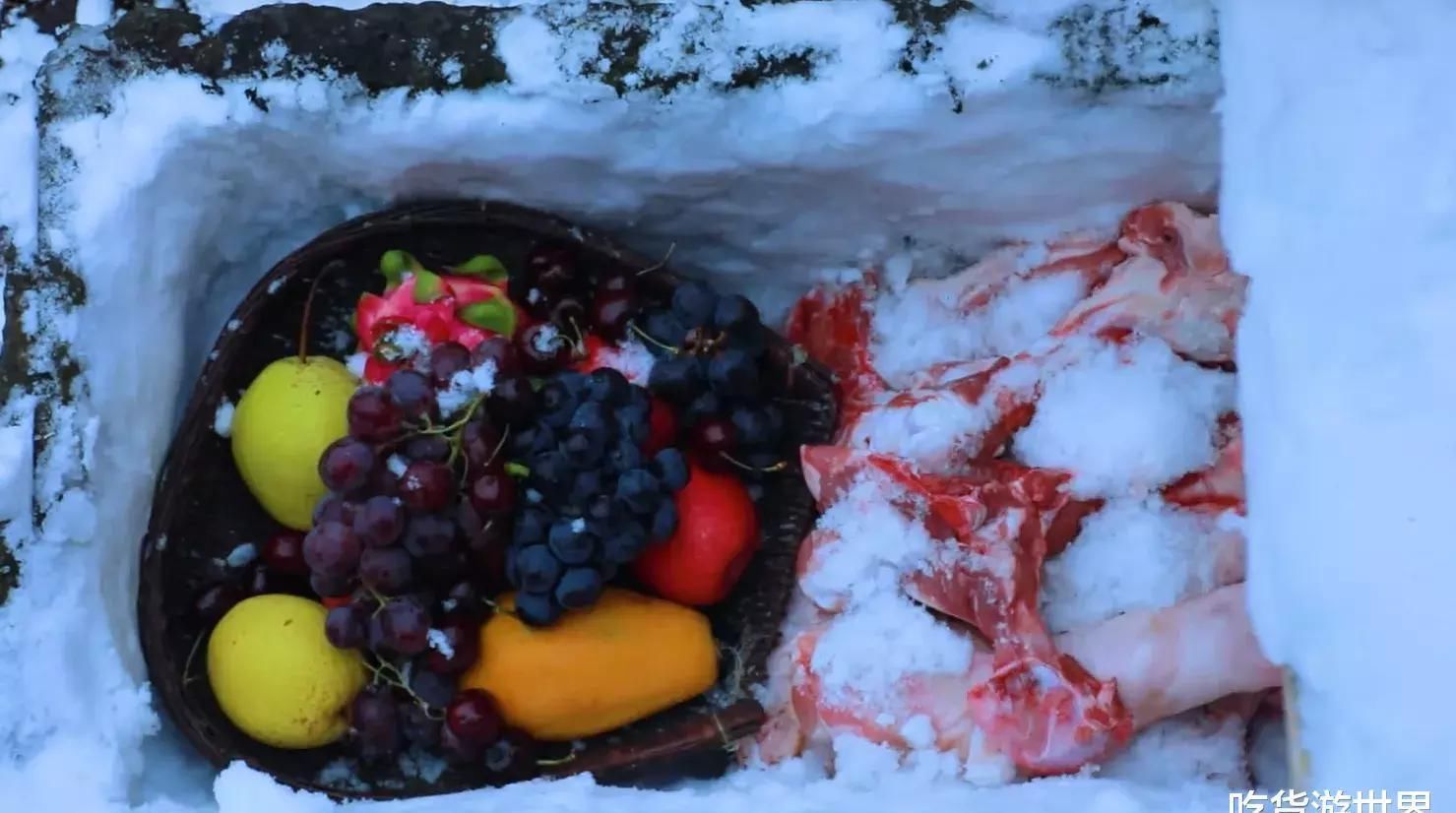 雪地|李子柒雪地穿红衣仙气十足,炖酱大骨太惊艳,“天然冰箱”成亮点:太羡慕了