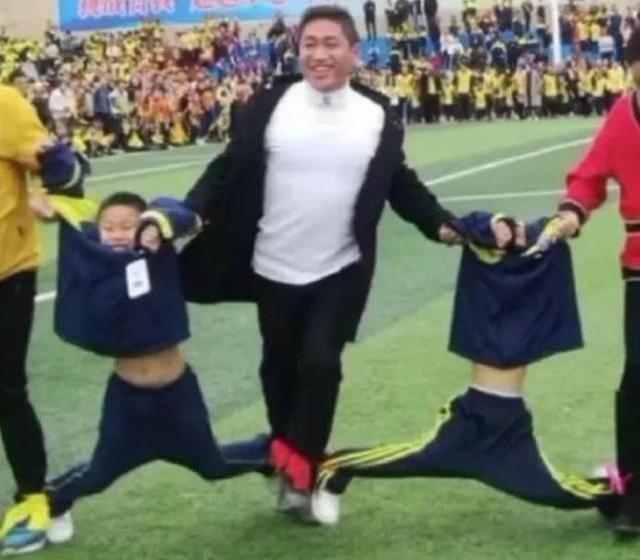 爹妈界|爹妈界的“一股泥石流”,只顾比赛没管儿子,网友:坑娃第一名