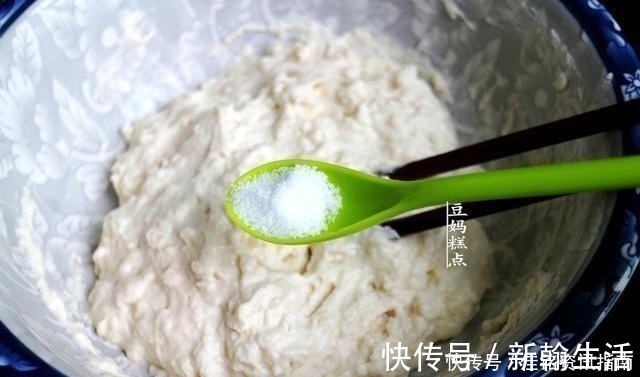 搅拌均匀|手不沾面，教你做葱花饼，早起5分钟搞定，越放越香软