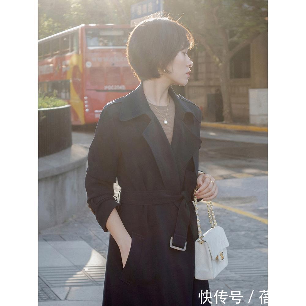 搭配|40岁女人穿风衣要“大气”,get这4个搭配重点,气质不俗反而高级