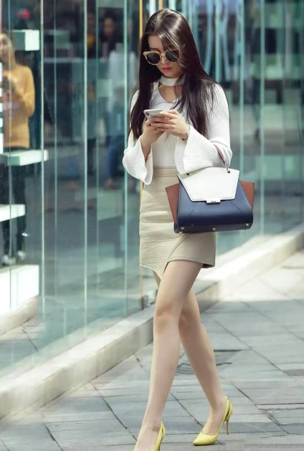 黑色|裸色针织衫搭配黑色短裤,外搭一件黑色小西服,干练立显