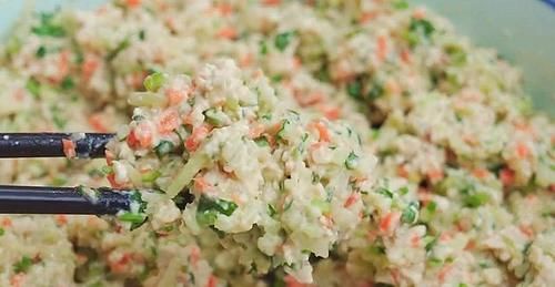 这盘炸丸子怎么吃都不腻,成本不到五块钱,外酥里嫩不吸油,真香