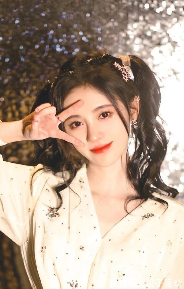 半丸子头|女生不要总是披发,2020年流行这5款“扎发”,时髦显脸小有气质!