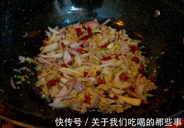 炒茄子|无论茄子怎么炒,别直接下锅,牢记2个技巧,茄子不发黑不油腻