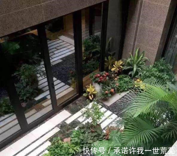 朋友家|买300平别墅还不甘心，庭院下挖和地下室相通，封成下沉式阳光房！