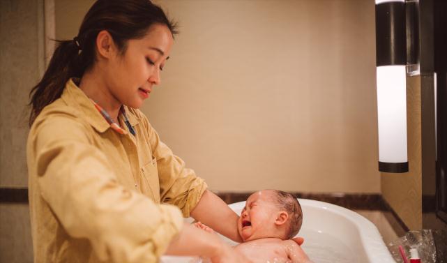 宝宝|养护新生儿宝宝坑太多,10个“带娃禁忌”家长要了解,别做错坑娃
