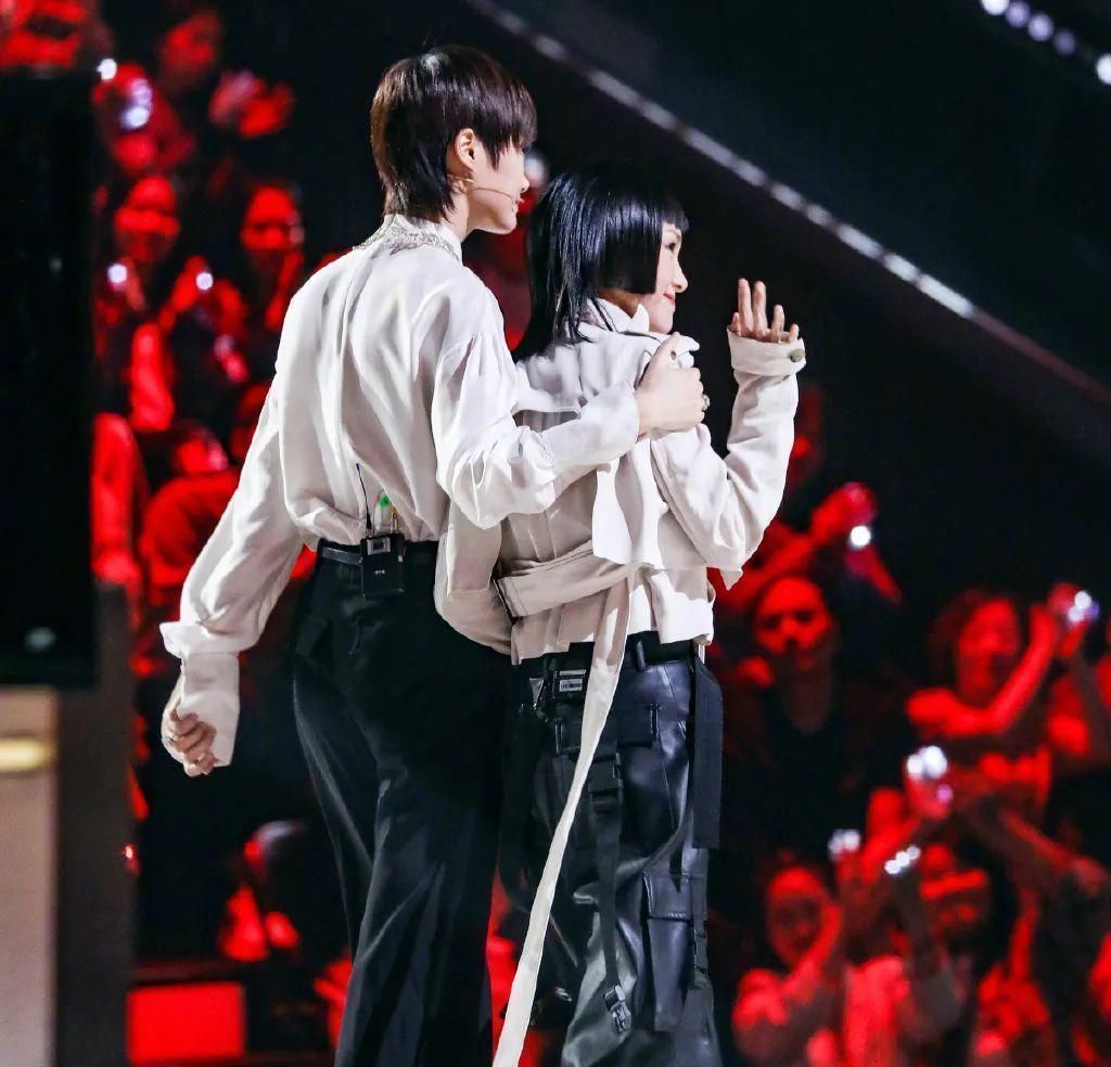 老外將巨大彈力球從大壩扔了下去,毫發(fā)無傷,網(wǎng)友:球的質(zhì)量真好!