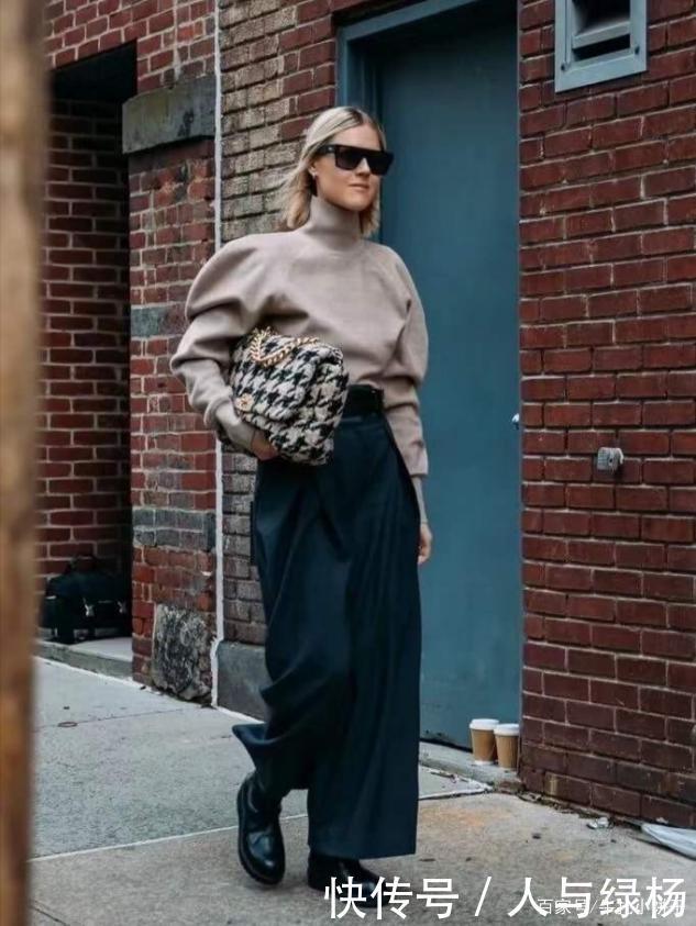 早秋出镜最高的经典搭配,“毛衣+阔腿裤”简约时髦,温柔还保暖