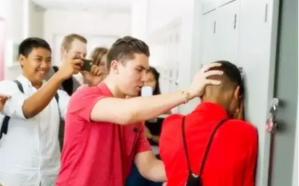 父母|“我被人打了”,孩子被欺负后,父母不同反应让孩子走向不同人生