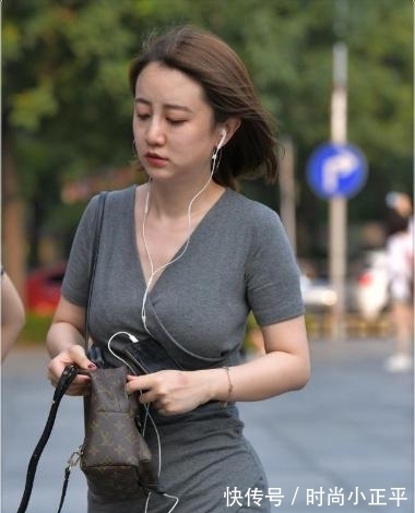 穿搭 灰色V领修身连衣裙搭配棕色花纹包,时尚减龄,更显复古气息