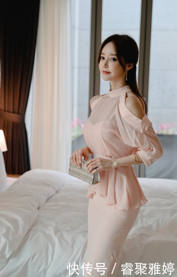 清秋芙蓉挂肩复古宫廷晚礼裙,完美展现孙允珠的清新时尚