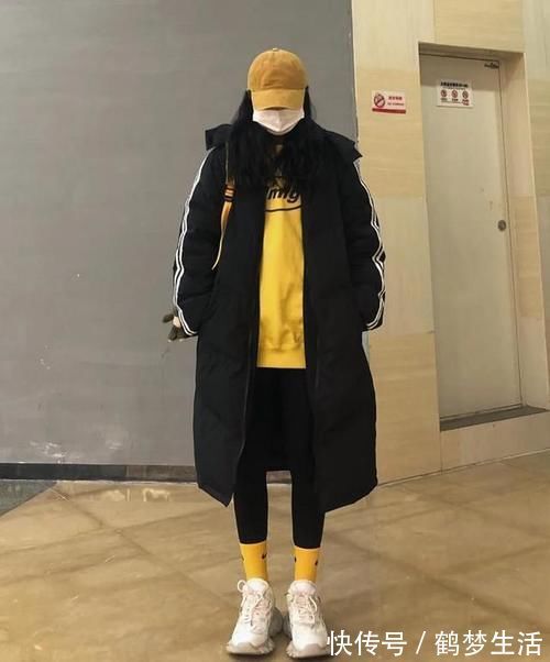 打底衫 最近流行起一种新穿搭,叫“长款羽绒服+鲨鱼裤”,保暖又显瘦