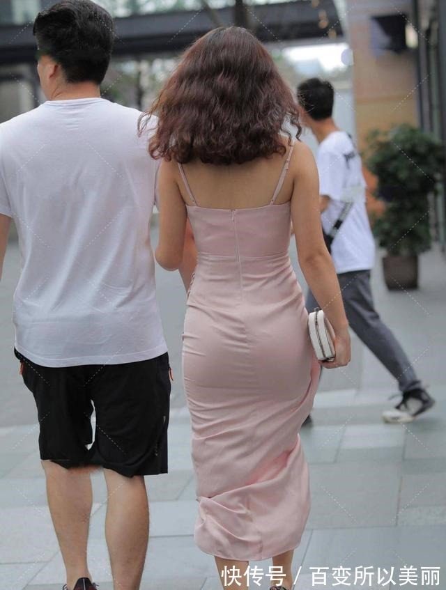 小姐姐 粉色的连衣裙,款式时尚质感高级,更显强大气场!
