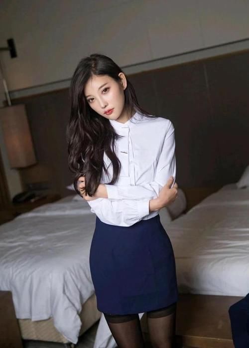 美女|黑丝紧身裙上街，耐看又有甜美范，减龄显气质还有点小个性