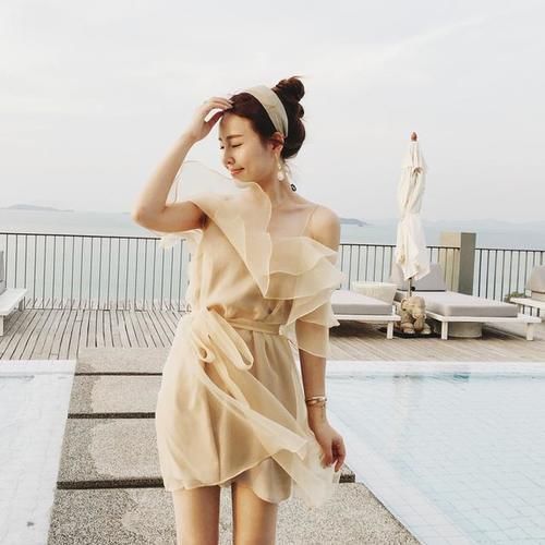 连衣裙|网纱连衣裙的时尚穿搭,秀出锁骨惹人爱,这身材真是迷人