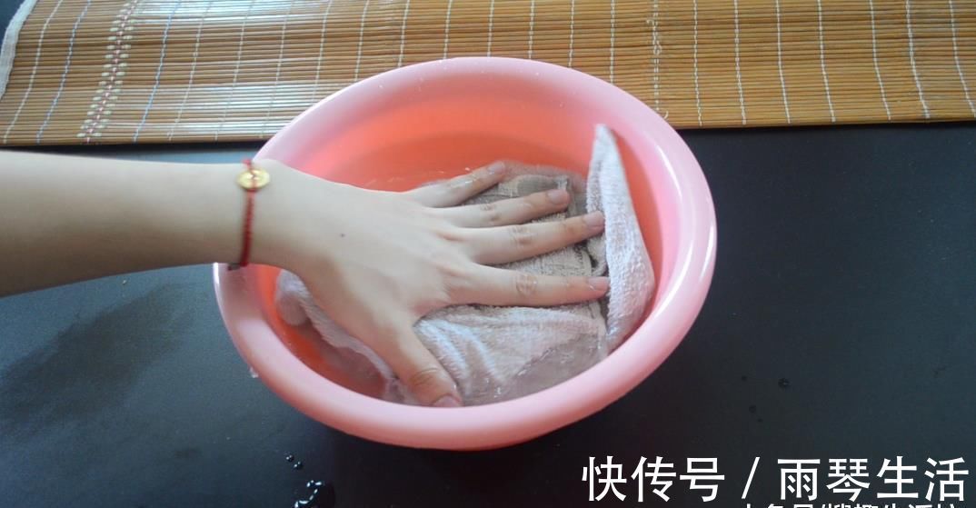 妙招|凉席脏了别再用水冲洗了, 教你5分钟清洗凉席, 洗的干净还能除螨