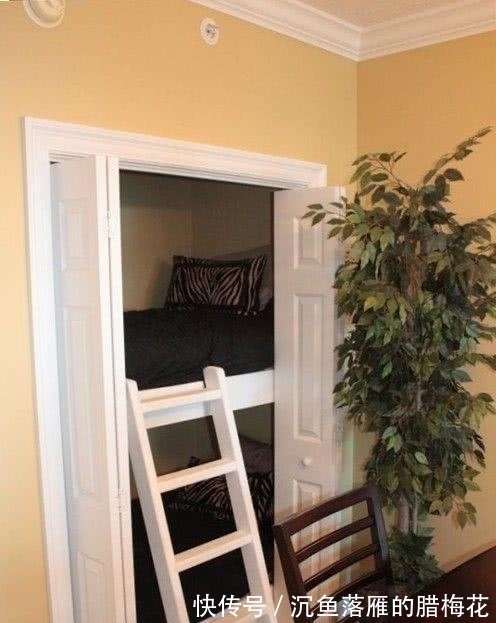 房子|邻居嫌房子小,直接墙上掏洞,里面打上下铺,两个孩子都有地睡了
