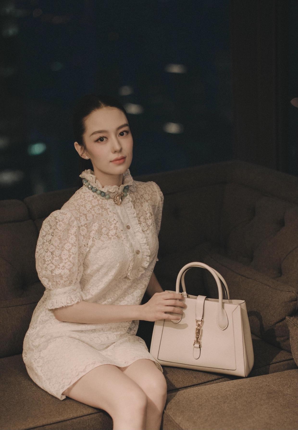 高挑|吉娜又美出新高度,灰色针织衫配修身长裤高挑利落,腰细得像P的