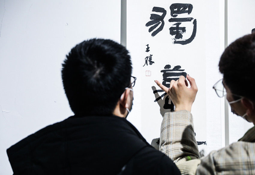 书法$腊八节，跟着名家一起欣赏楹联佳作！市民可一次性打卡吴昌硕等30位名家书法