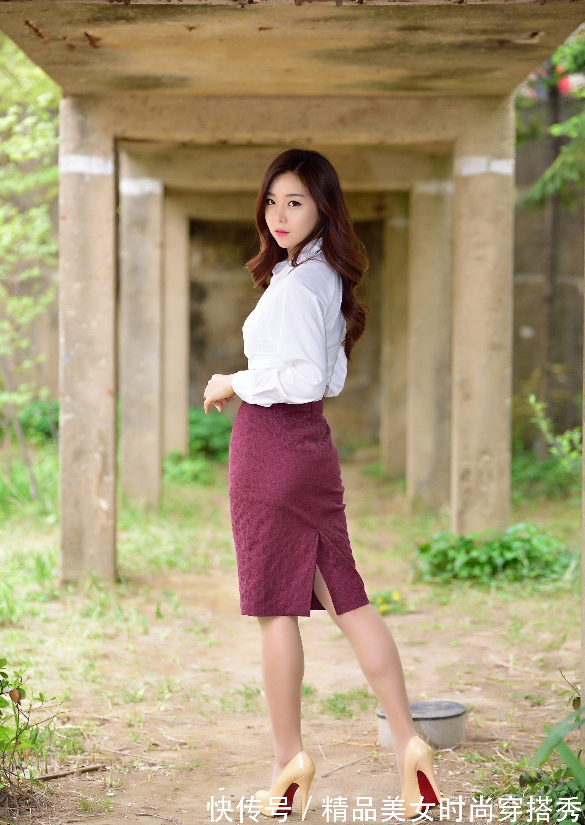 枣红色 白色衬衫搭配高腰的枣红色半身裙,时尚吸睛,走起路来优雅从容