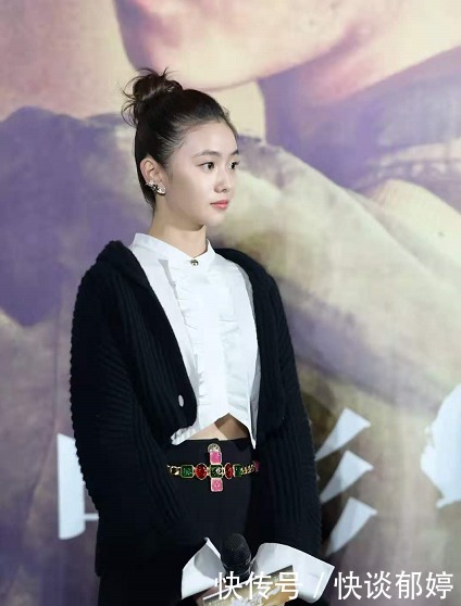 白色|刘浩存身穿黑色短裤,搭配白色内搭,一双大长腿格外抢眼