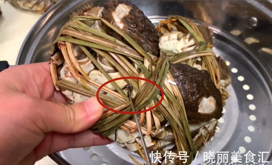 蒸大闸蟹时,最忌直接上锅蒸,多加一步,螃蟹鲜嫩入味不流黄