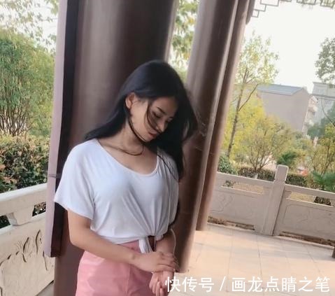 高跟鞋|白T恤搭配粉色皮肤，美女的少女心不小！