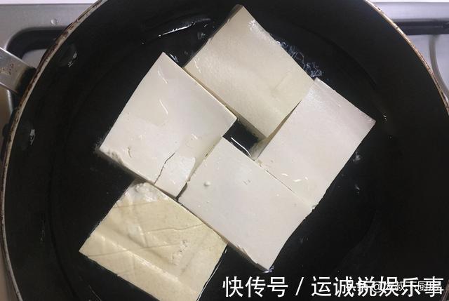 煎豆腐|今日菜谱：大叔教你黄焖豆腐，开胃下饭，香气扑鼻，家人爱吃
