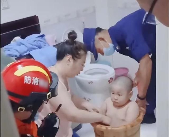 蔚蓝天空|宝宝太胖卡在了洗澡桶里,妈妈无计可施,宝宝“委屈”模样笑翻网友