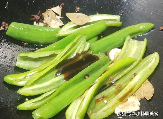 糖醋辣椒|家常青椒新做法，便宜又好吃，这样炒一大盘，好吃到舔盘子