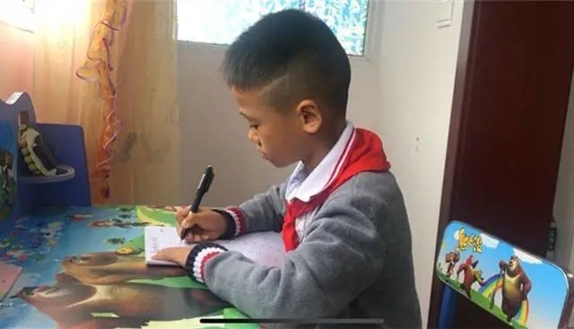 爆红|8岁小男孩“神仙字迹”爆红网络,幸运眷顾早早练字的人