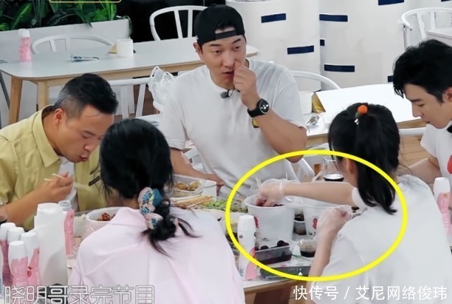 李浩菲夜宵吃小龙虾,谁注意她把龙虾壳丢哪里?活该一出道就火