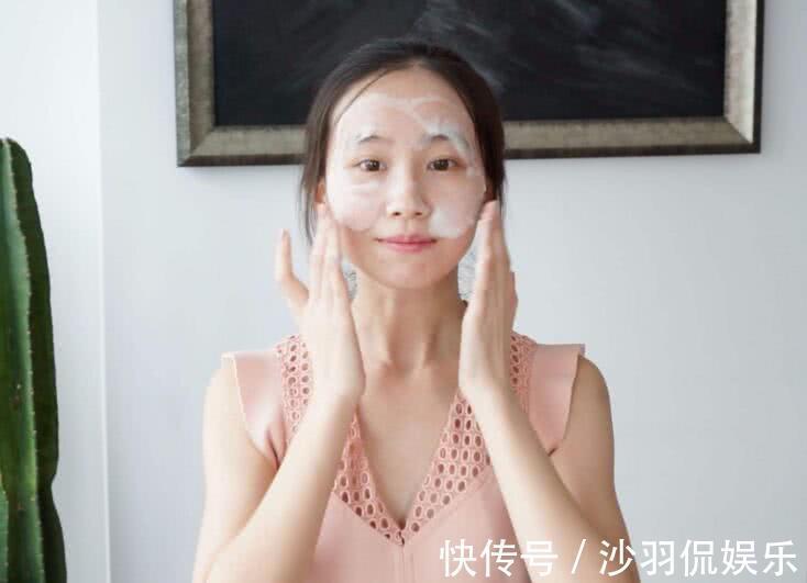 洁面巾|最伤脸的5个洗法,越这样洗,皮肤粗糙毛孔越大,有烂脸危险