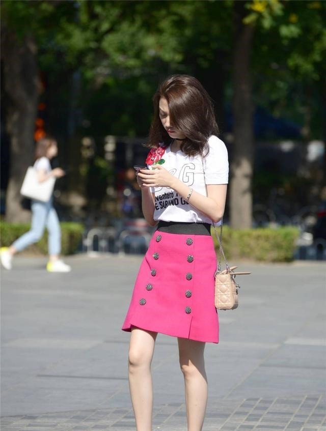 美女 精致的短裙穿搭,简约风格还衬托出时尚大气!