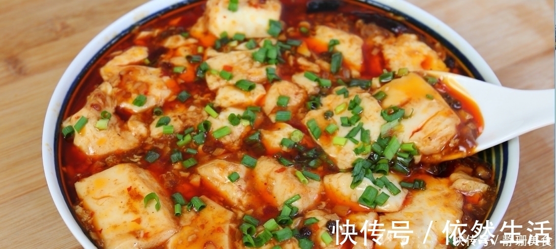 2盒豆腐，1勺淀粉，这个做法百吃不厌，出锅那一刻口水留下来