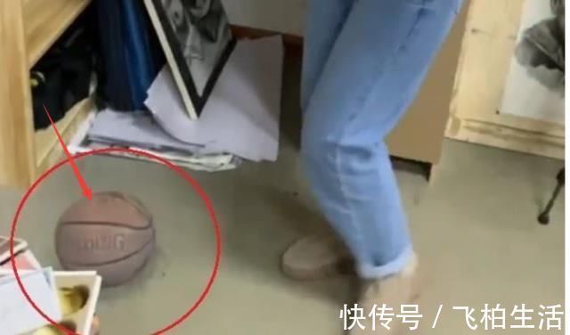 他用手@美术生画了一团废纸,值日生扫半天没动静,大吼:谁画的?