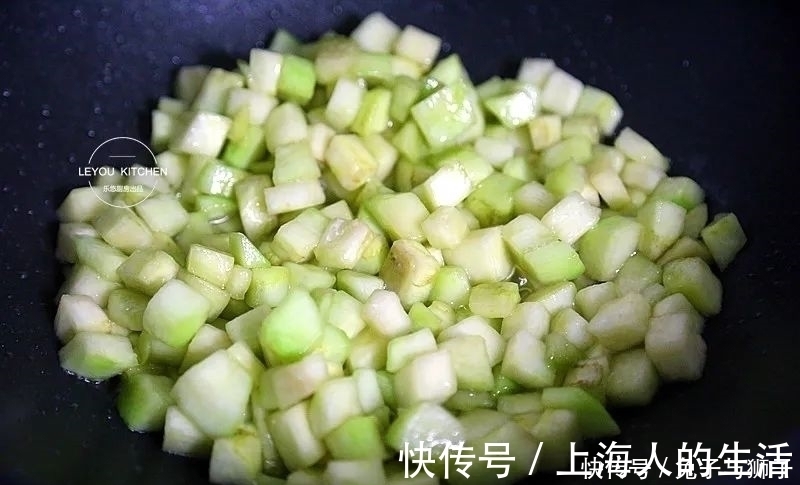 包子|纯素馅大包子,比肉馅的汤汁丰富,吃着更香