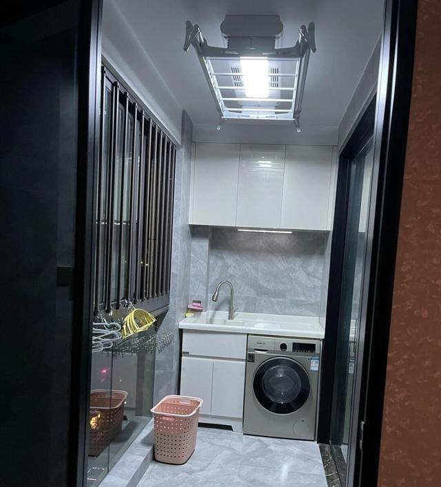 玄关|装修一年多终于完工,墙面刷艺术墙漆非常有档次,一家人都满意