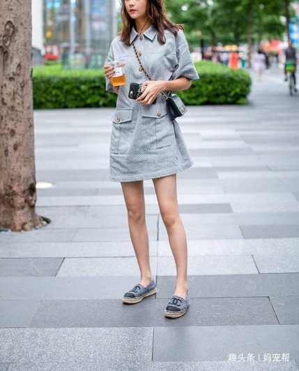 牛仔裤 大喇叭牛仔裤,搭配一字肩上衣,修身显瘦,增添几分慵懒风情