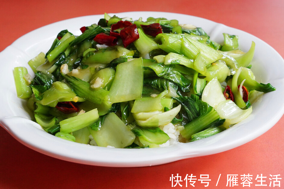 青菜|炒青菜不可直接下油锅，掌握2个关键技巧，青菜又脆又嫩不变色