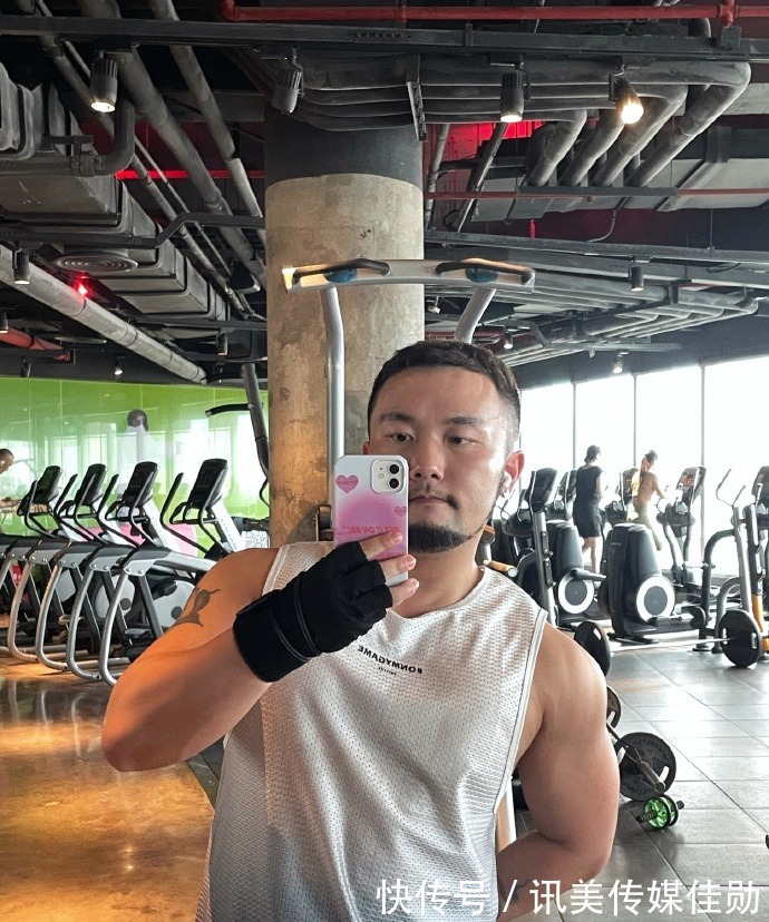 翘臀|名媛胡子飞机头，健身练就一身肌肉，蹲腿塑造出的翘臀肉眼可见！