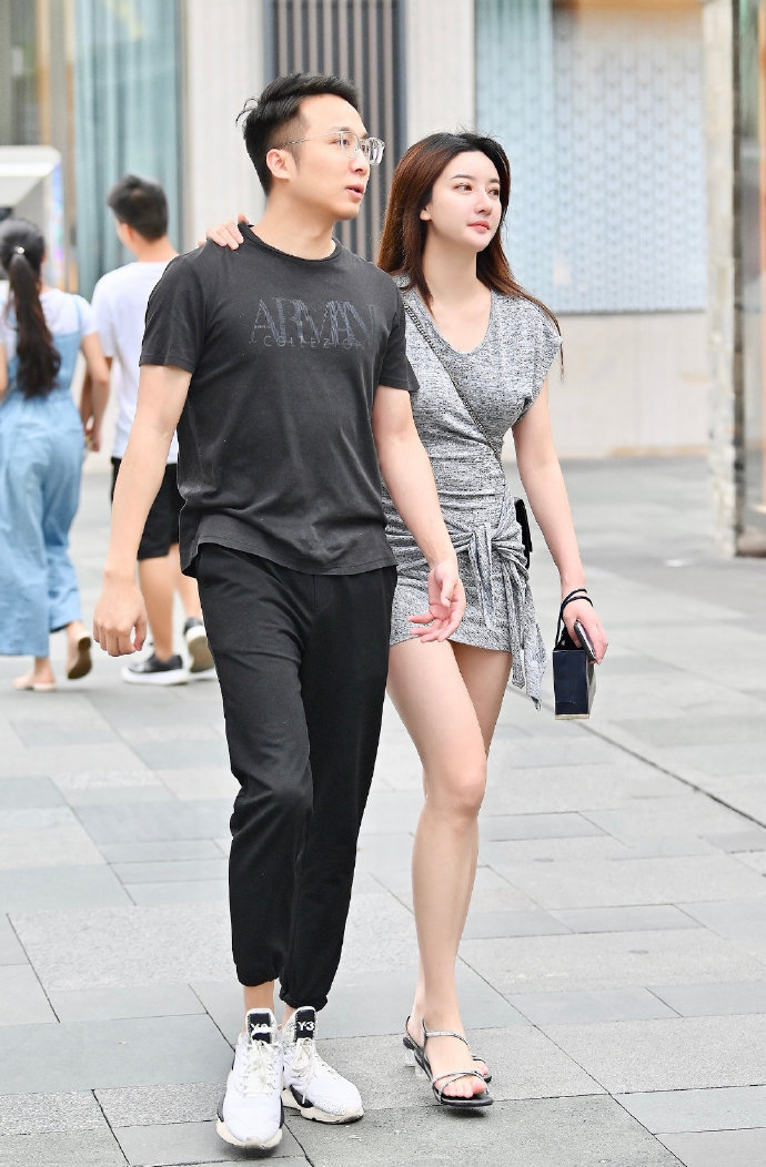 街拍小姐姐肤白貌美大长腿的女神,个个美丽迷人让人心动