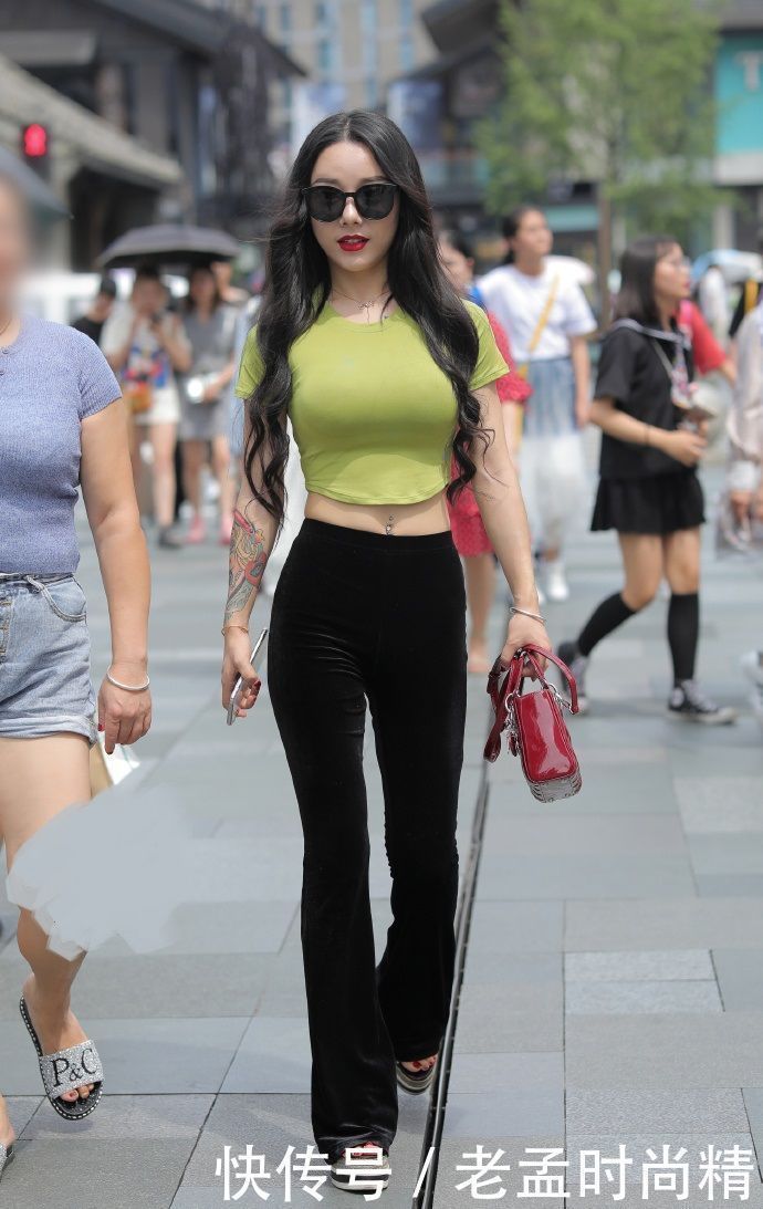 喇叭裤|街拍紧身荧光绿短袖搭配黑色丝绒喇叭裤,设计精致,十分抢眼