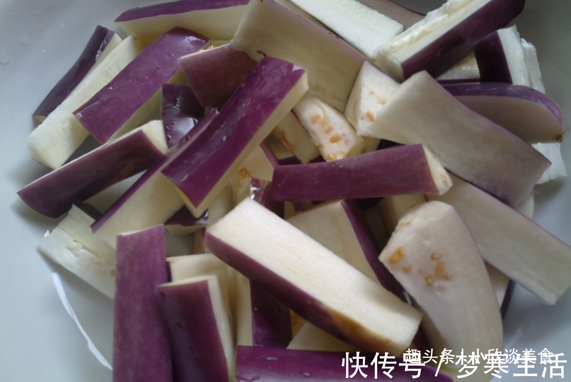 红辣椒|炒茄子先放油是不对的！饭店大厨：多加这2步，茄子不吸油不发黑