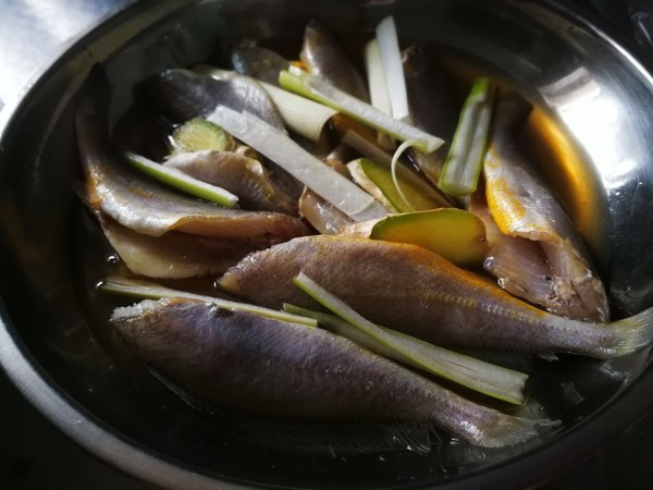 难怪煎鱼时总破皮,记住这一步,包你做出来金黄酥脆,完完整整