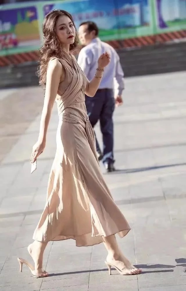 街拍:身材纤瘦的小姐姐,身穿交叉式连衣裙,十分的有气质