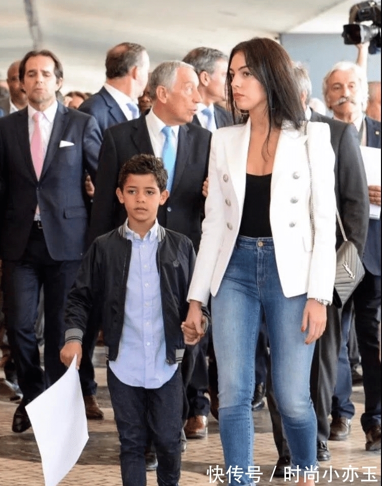 c罗|乔治娜穿一身迪奥配拖鞋，喝水也要扭成S形，脚蹬汽车座椅不文雅