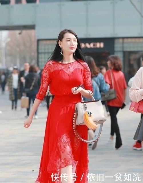 美女穿一款白色衬衫裙,西装领设计显得大气优雅