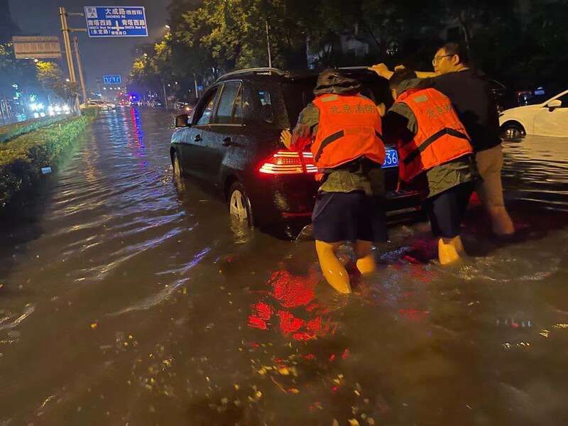 消防员们|北京昨夜暴雨“拔”起大树砸车顶 消防成功营救多起被困群众