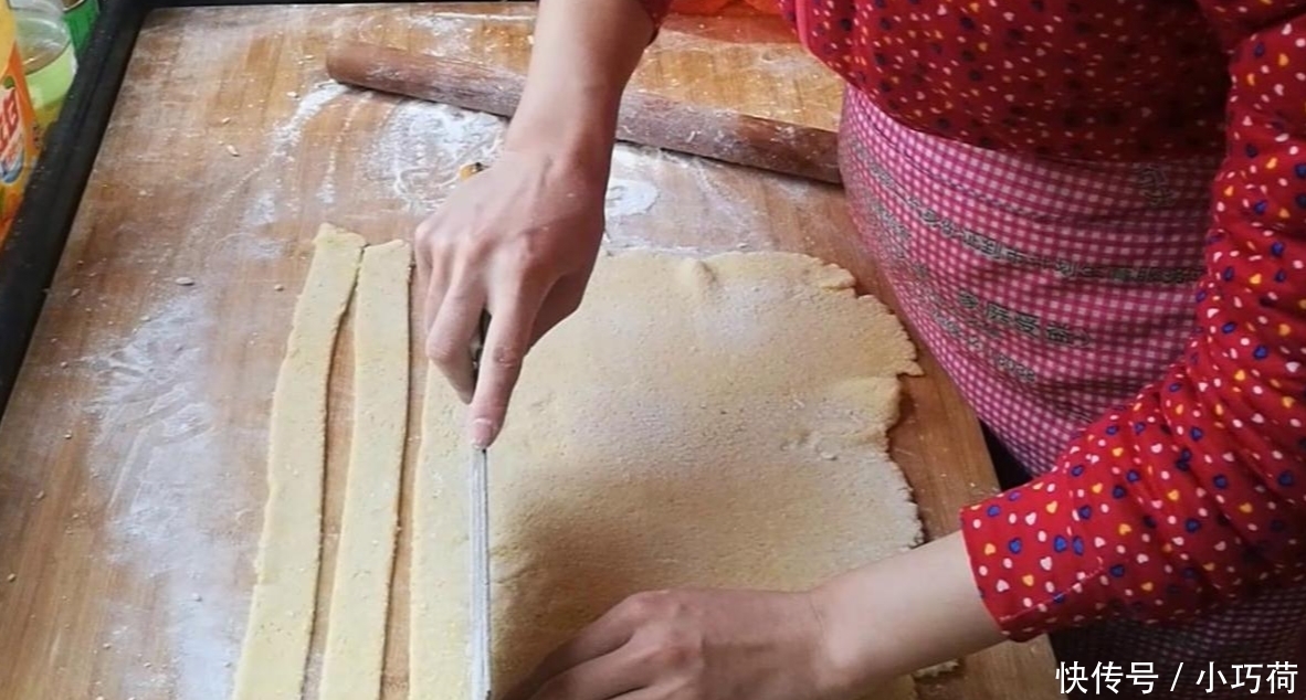 筷子|小米里加1个鸡蛋, 筷子一搅, 简单一揉一擀, 一出锅孩子抢着吃